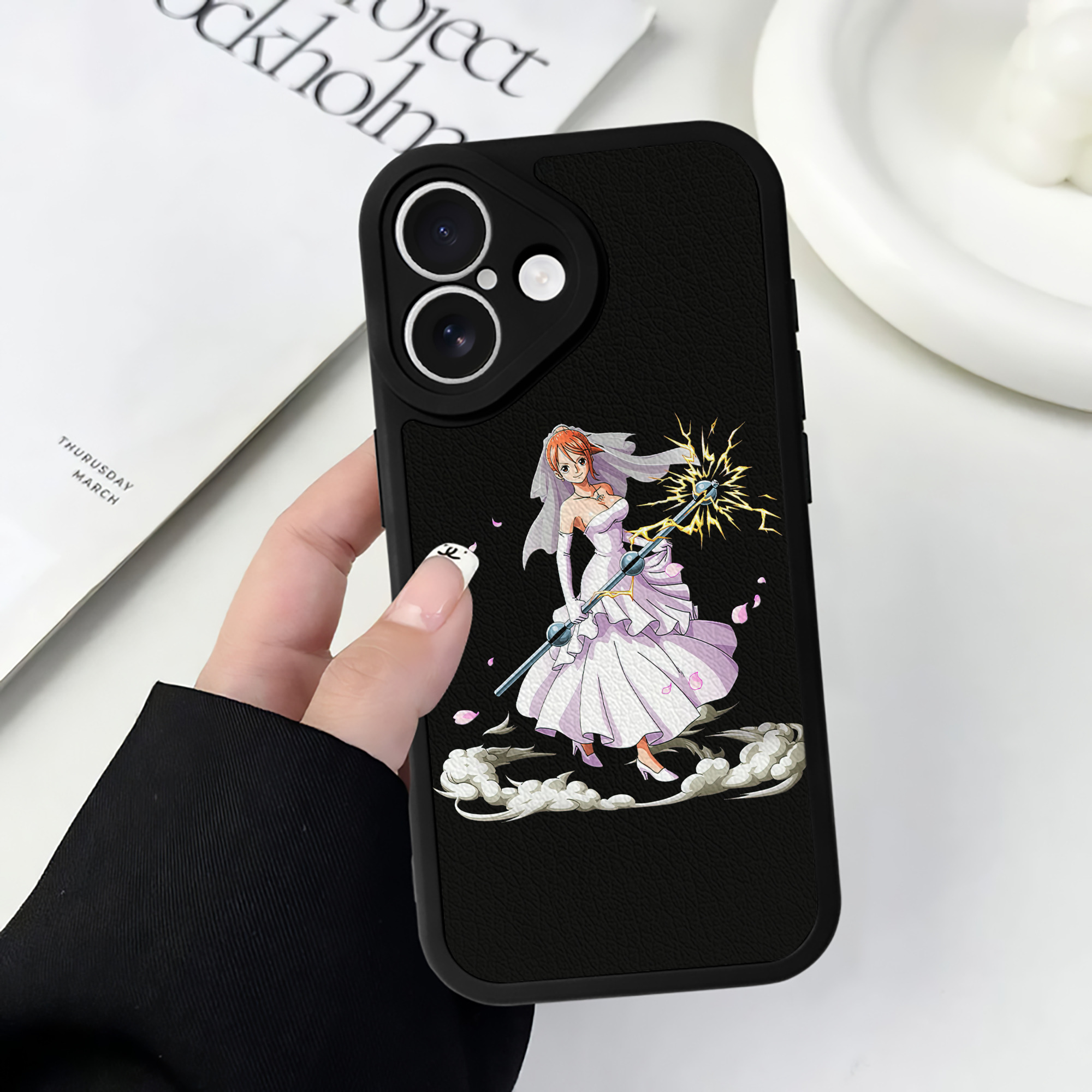 （画像用） ワンピース ナミ ONE PIECE Nami 【iPhone 16シリーズ対応】シリコンスマホケース（レザー調） 材質：シリコン
